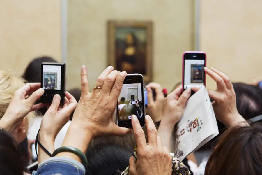 A los 73 años murió Martin Parr, cronista del paraíso insoportable