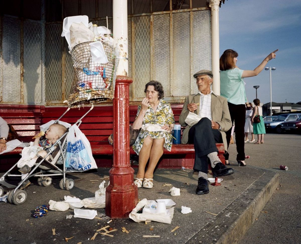 A los 73 años murió Martin Parr, cronista del paraíso insoportable
