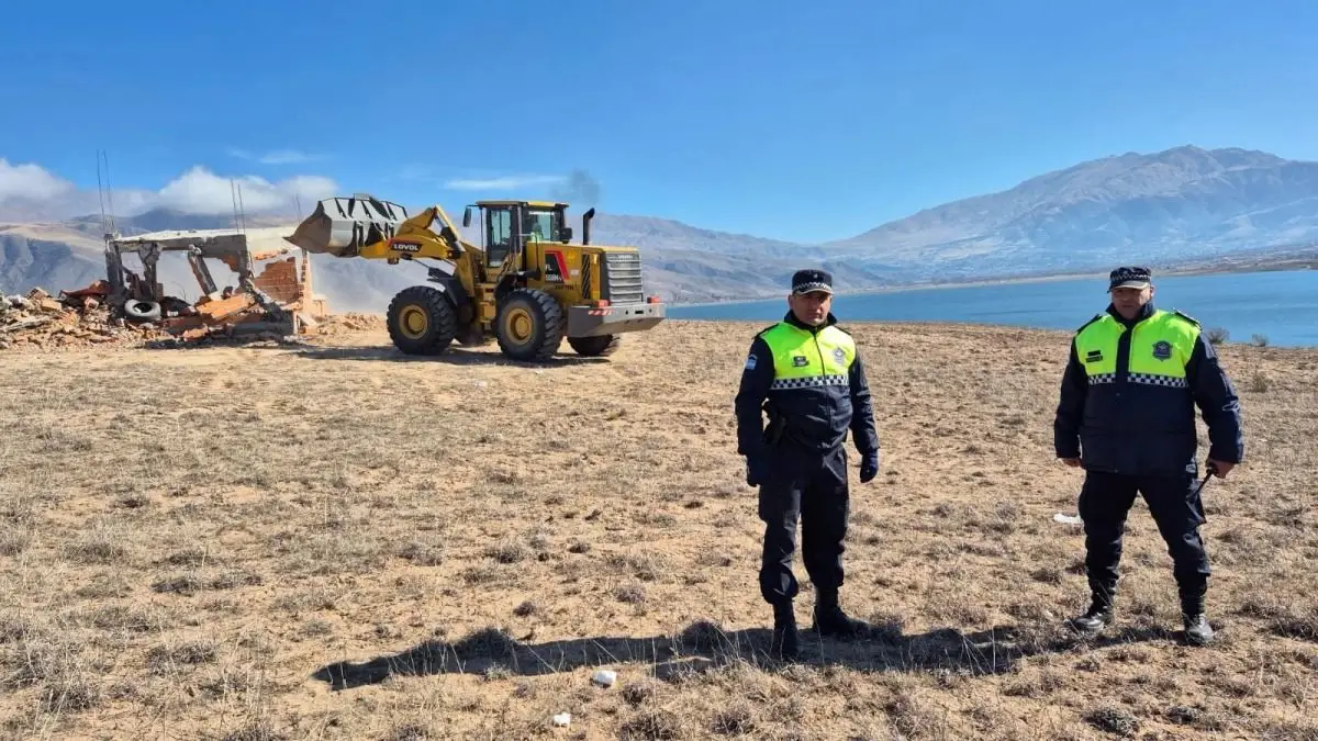 ANTECEDENTE. Policías en el operativo en el que se destruyeron las edificaciones del Loteo Monroy.