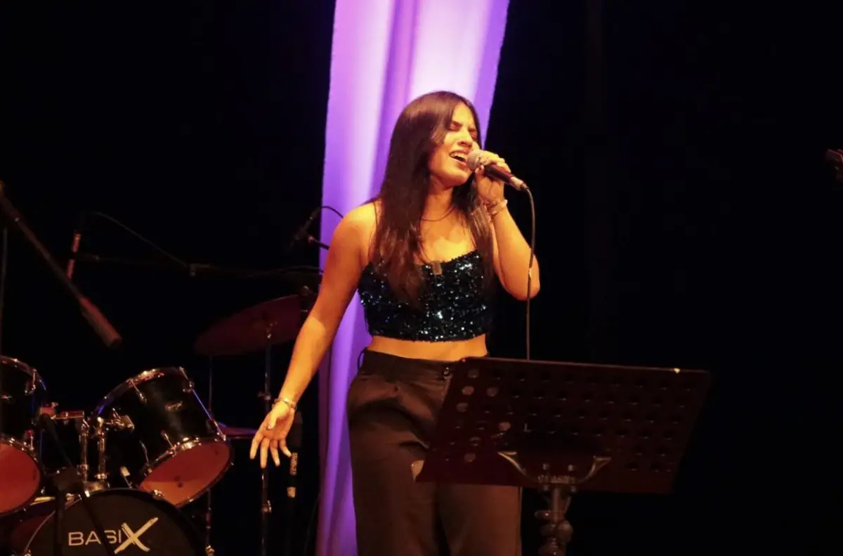 DE EDUCACIÓN FÍSICA. Paula Cáceres sorprendió con su fuerza vocal y se quedó con el tercer puesto. / INSTAGRAM @paucaceresx