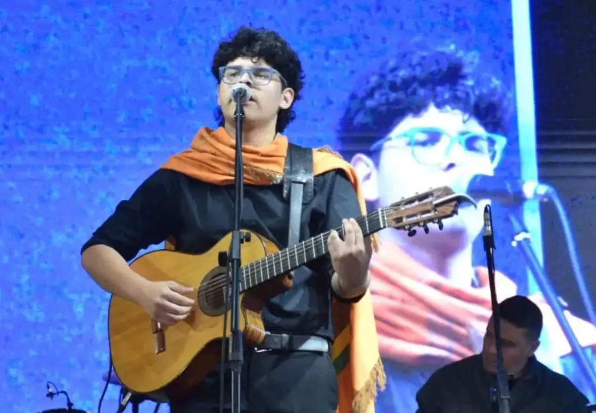 REPRESENTANTE DEL ISMUNT. Ignacio Cuellar, ganador del primer lugar de ''Yo te la canto'', emocionó al Alberdi con su versión de ''Razón de Vivi''. / INSTAGRAM @nachocuellar.ok_