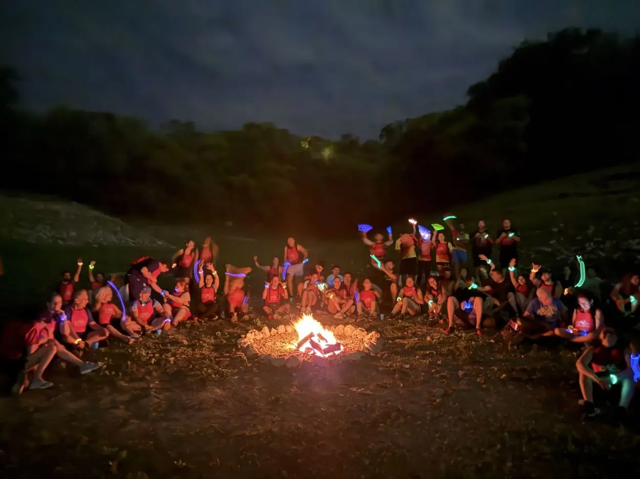 RODEANDO EL FUEGO. Luego de la actividad acuática, los participantes disfrutaron de distintas experiencias frente a un fogón.