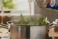 Hervir vinagre con laurel: el truco casero que limpia hasta los rincones más difíciles