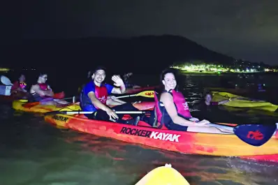 Experiencia en kayak: remaron y nadaron en una noche mágica en El Cadillal