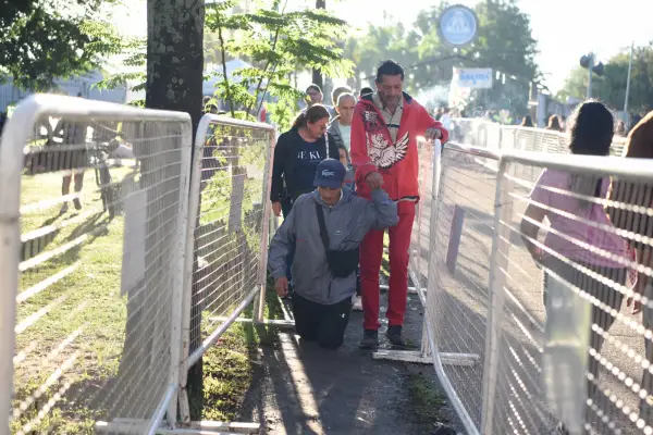 De rodillas, tras la lluvia y sobre el piso mojado: la conmovedora promesa de Álvaro en la fiesta de la Inmaculada Concepción