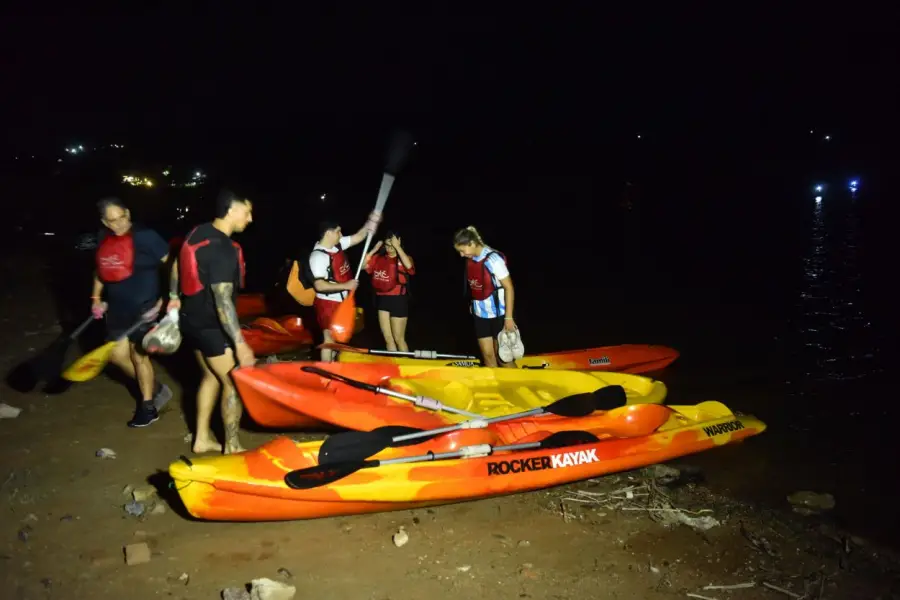 CHEQUEO. Algunos de los remeros chequean los kayaks, a poco de salir del agua.
