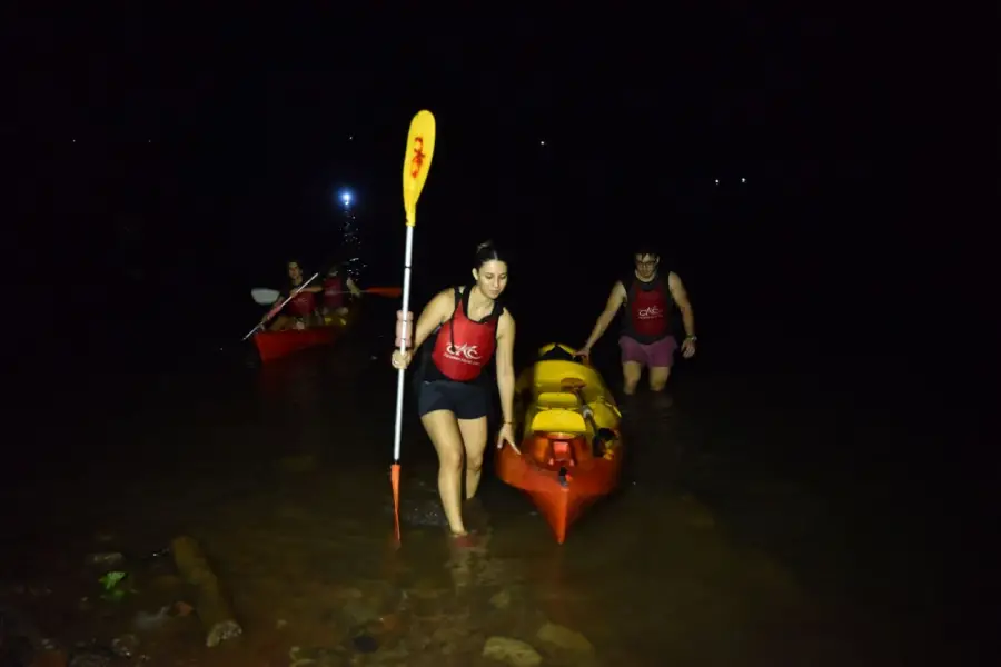 Experiencia en kayak: remaron y nadaron en una noche mágica en El Cadillal