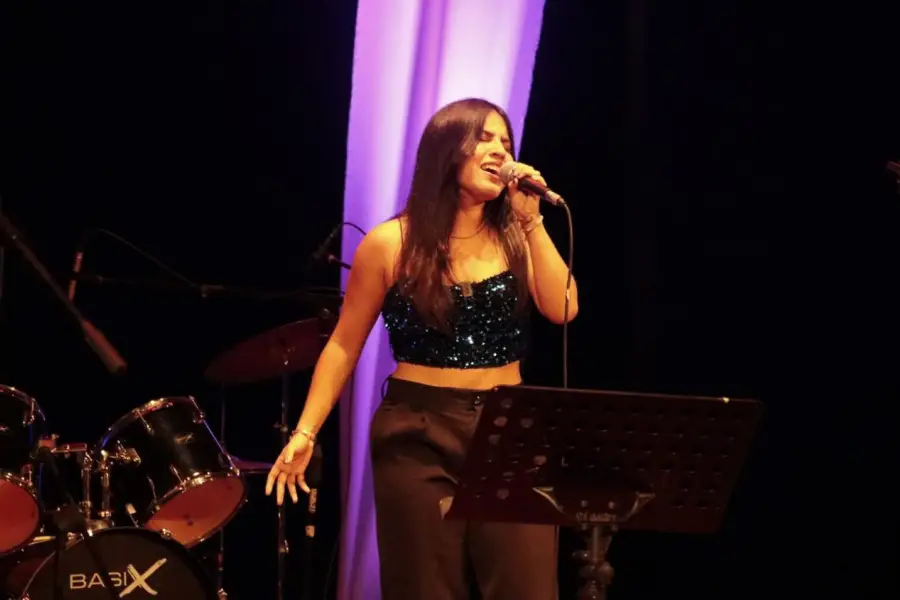 DE EDUCACIÓN FÍSICA. Paula Cáceres sorprendió con su fuerza vocal y se quedó con el tercer puesto. / INSTAGRAM @paucaceresx