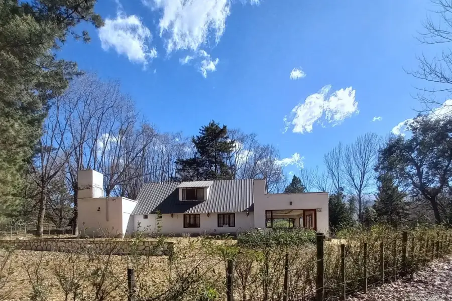 EMPRENDIMIENTO. El Camping Hatem, un clásico en El Mollar, está ubicado a metros del lago.