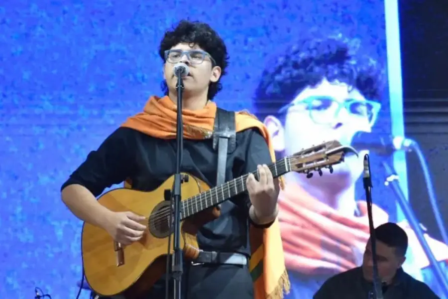 REPRESENTANTE DEL ISMUNT. Ignacio Cuellar, ganador del primer lugar de ''Yo te la canto'', emocionó al Alberdi con su versión de ''Razón de Vivi''. / INSTAGRAM @nachocuellar.ok_