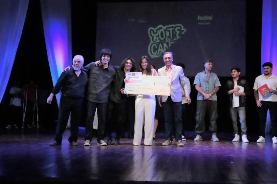 SEGUNDO PUESTO. Luz Montenegro vivió su reencuentro con el canto en la final de la UNT. / MEDIOS UNT