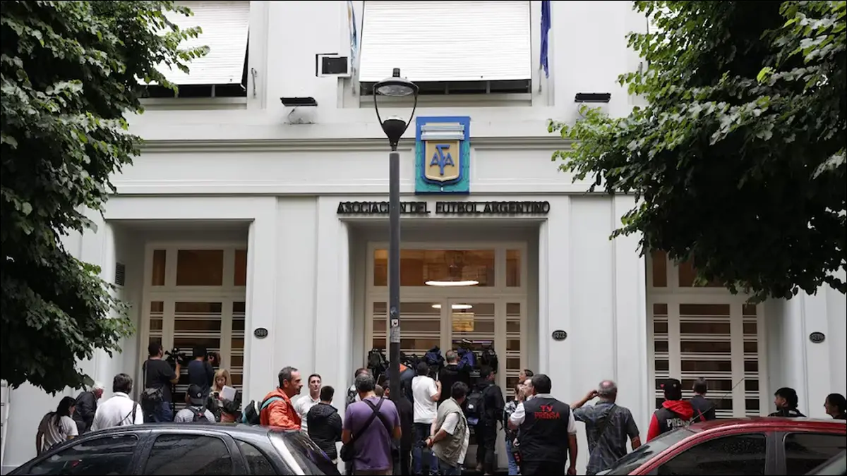 OPERATIVO EN MARCHA. Agentes de la Federal ingresaron al edificio de Viamonte en busca de documentación vinculada a la causa Sur Finanzas.