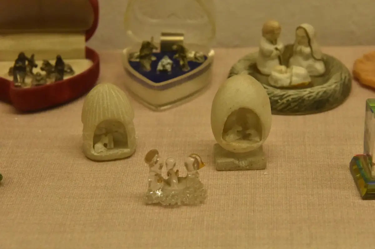 EUROPEO. En miniatura se destaca un pequeño pesebre tallado en alabastro, una piedra blanca, y compacta que se utiliza en España para realizar artesanías. LA GACETA/ FOTO DE OSVALDO RIPOLL