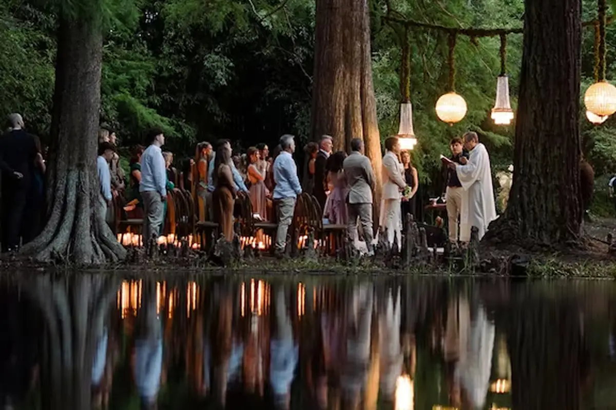 La ceremonia religiosa se celebró en los márgenes de una pequeña laguna.