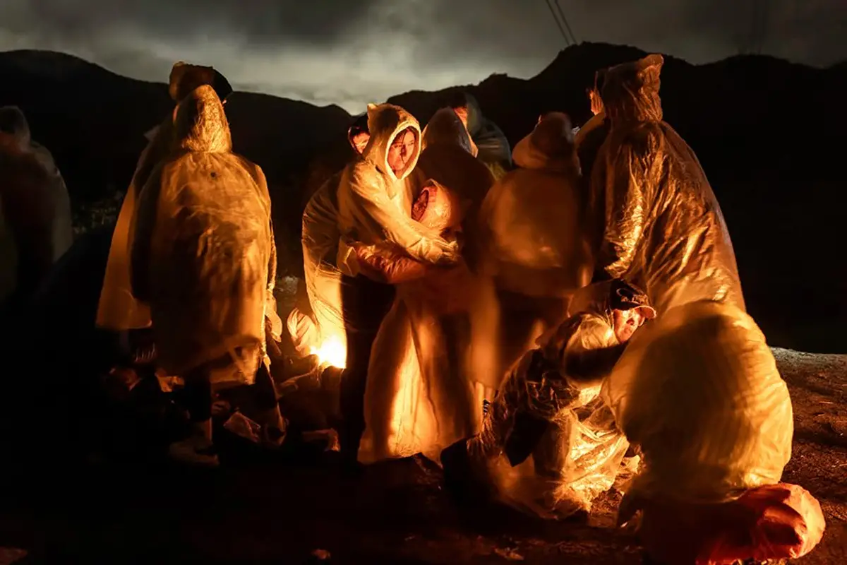 NIGHT CROSSING. Una de las instantáneas destacadas en 2025: la imagen de John Moore (EE.UU.) para Getty Images retrata a migrantes chinos mientras intentan cruzar el borde entre México y Estados Unidos. / WORLD PRESS PHOTO