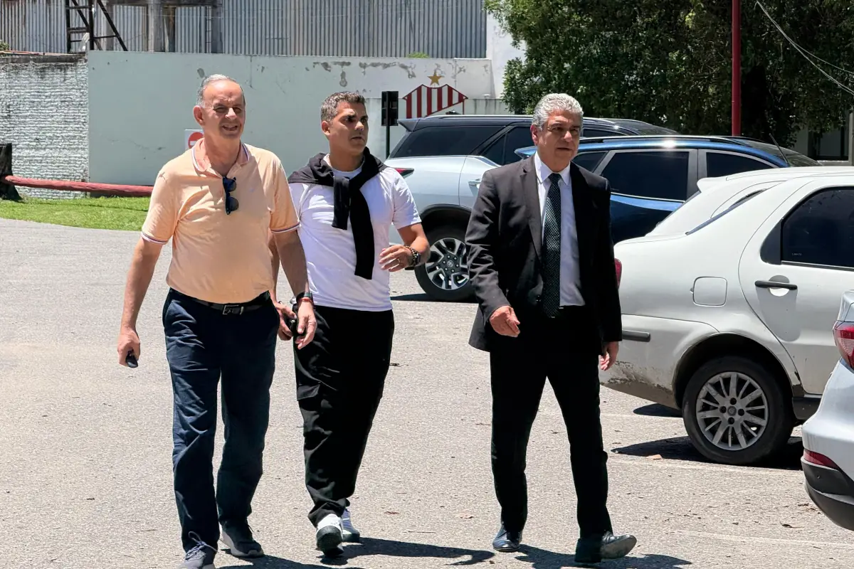 LLEGADA. Pérez Castro arribó al complejo acompañado de Oscar Mirkin (izquierda) y Ernesto Baaclini (de traje).