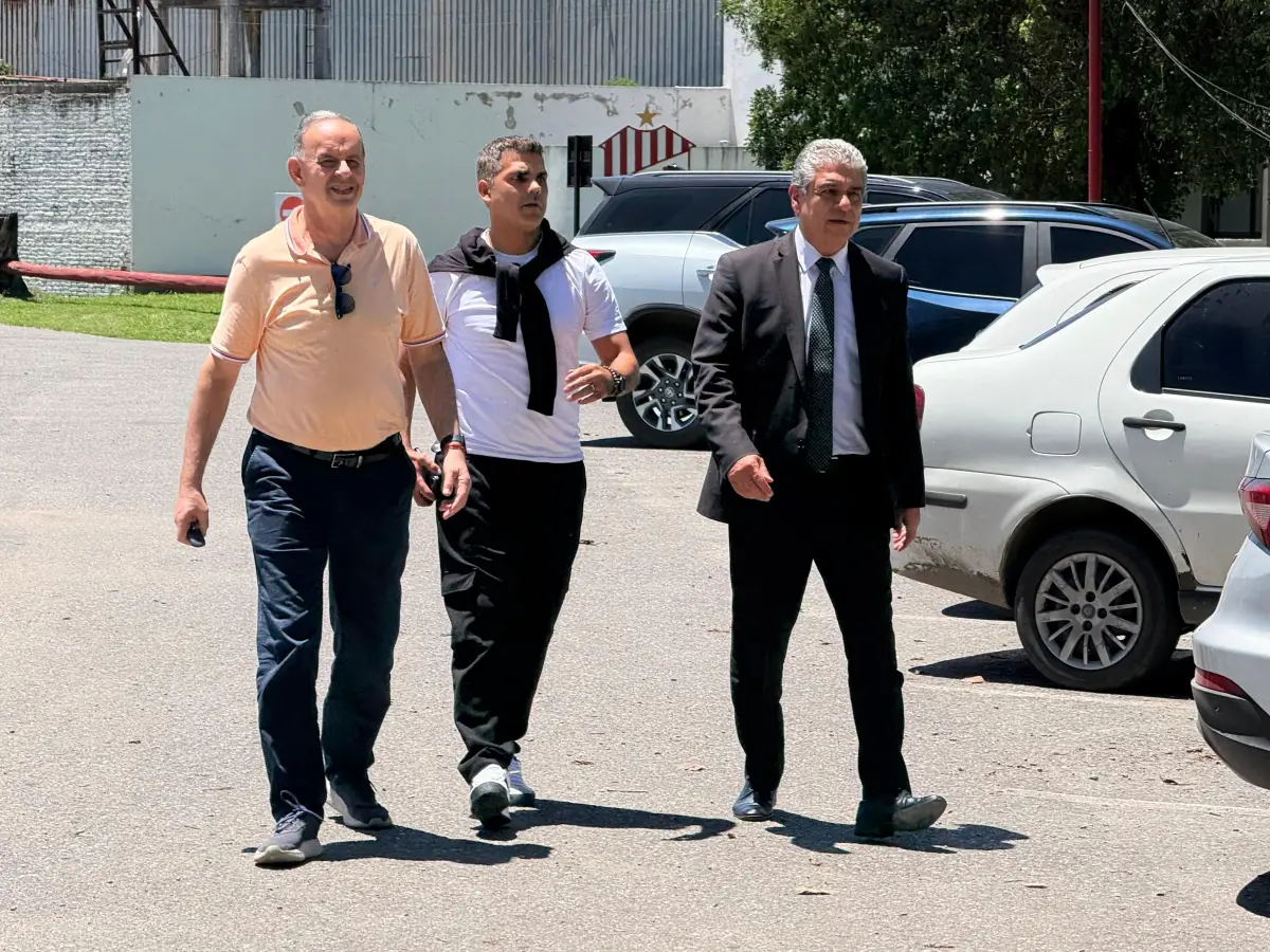 LLEGADA. Pérez Castro arribó al complejo acompañado de Oscar Mirkin (izquierda) y Ernesto Baaclini (de traje).