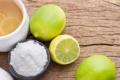Cáscaras de limón y bicarbonato: para qué sirve esta mezcla casera y por qué cada vez más expertos la recomiendan