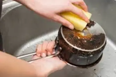 Ollas y sartenes brillantes: la mezcla fácil y sencilla con bicarbonato que funciona siempe