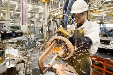 Segundo mes en baja: la producción industrial tocó su peor nivel desde marzo