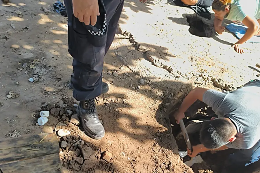 Conmovedor rescate en Las Cejas: policías le salvaron la vida a un niño que cayó dentro de un pozo de cinco metros de profundidad