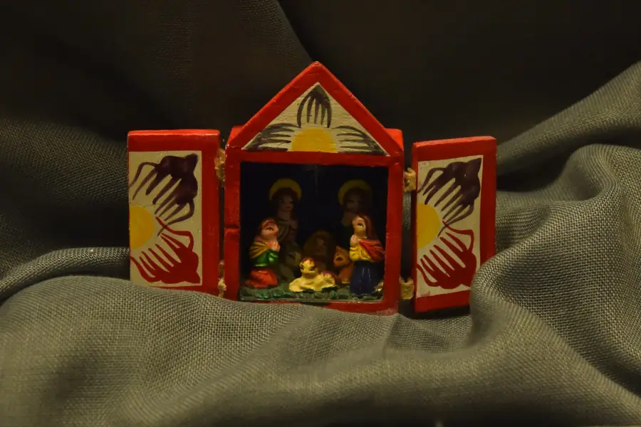 DESDE PERÚ. Entre las piezas se encuentra un retablo ayacuchano, una artesanía peruana tradicional. LA GACETA/ FOTO DE OSVALDO RIPOLL