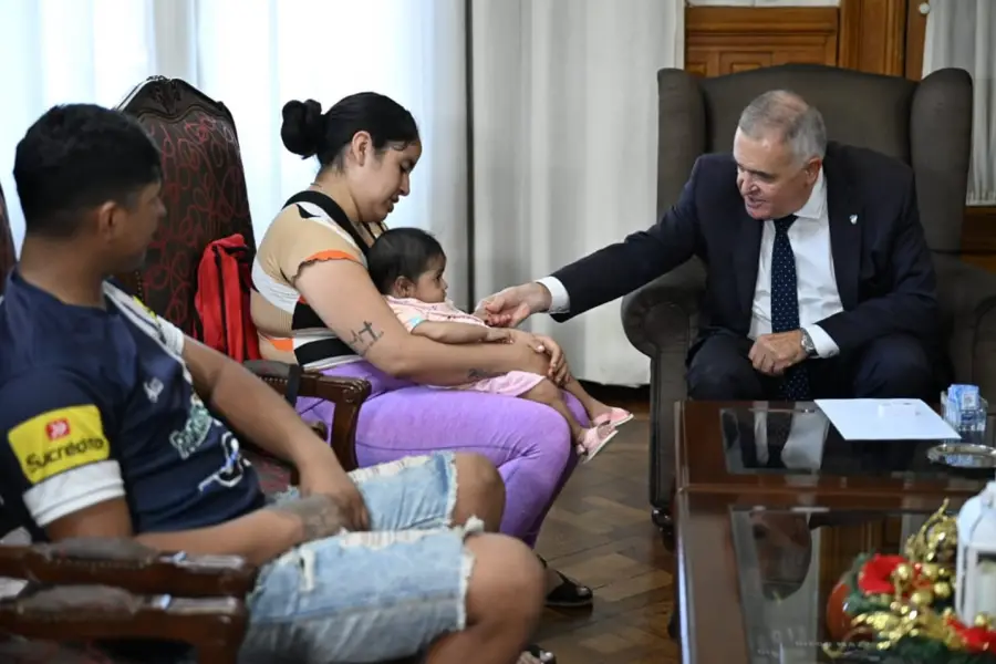 La pequeña Ainoa volvió a Tucumán tras un trasplante de hígado y fue recibida por Jaldo