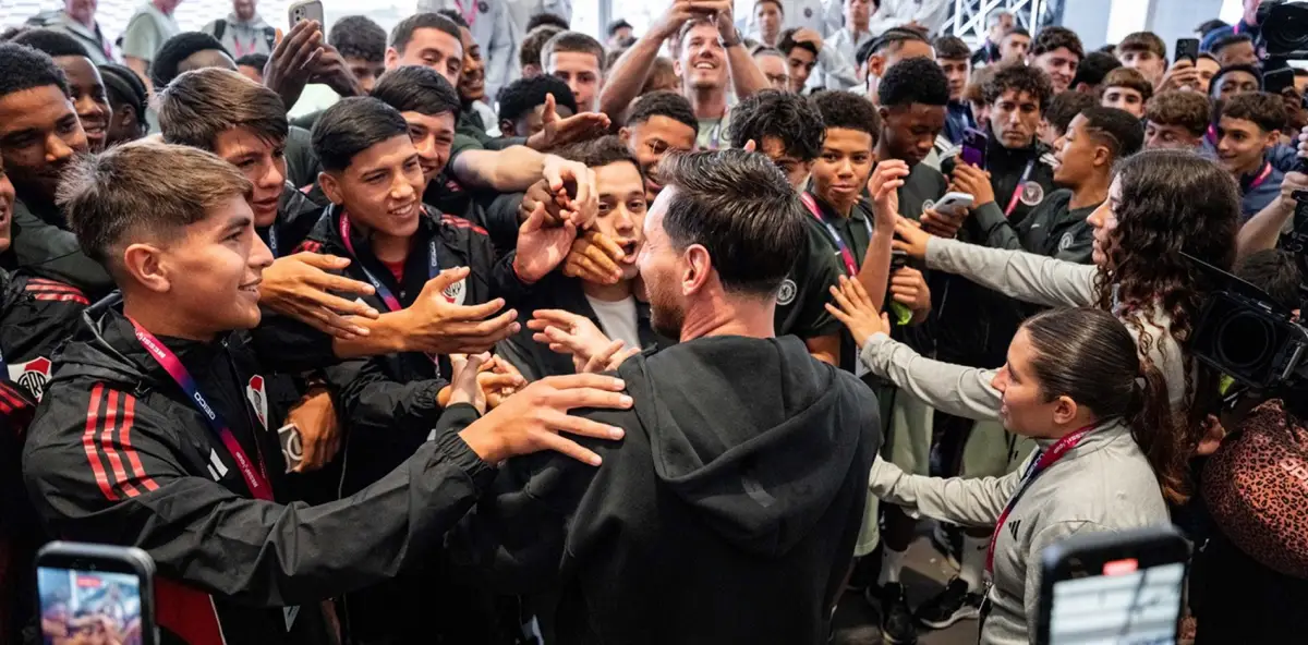 UN IMÁN. Los juveniles de River rodean a Lionel Messi, la gran atracción de la jornada.