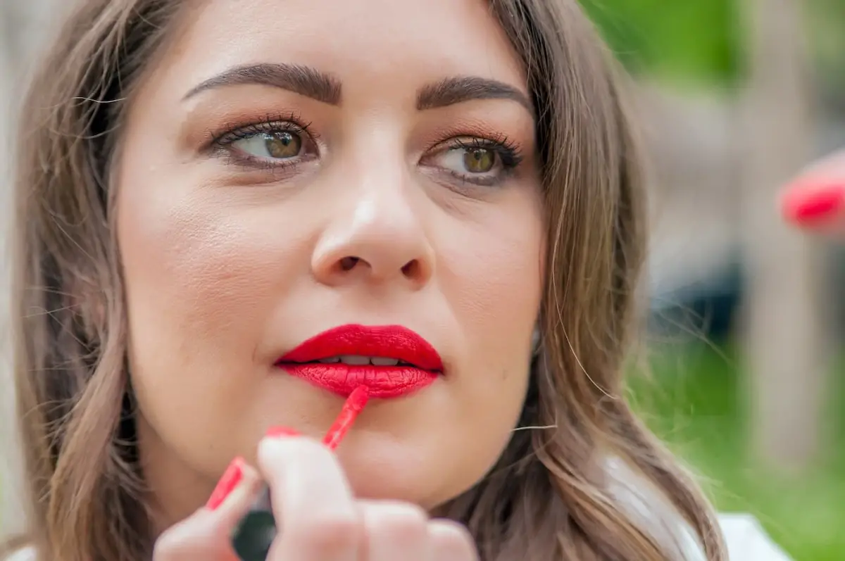 ¿El lápiz labial rojo realmente atrae a los hombres? Esto dice la ciencia. FOTO FREEPIK