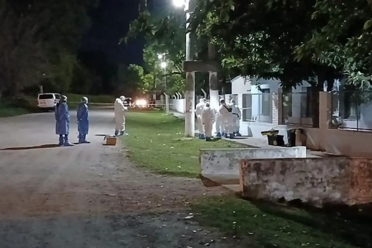 HORROR. Los peritos trabajan en la escena del femicidio.