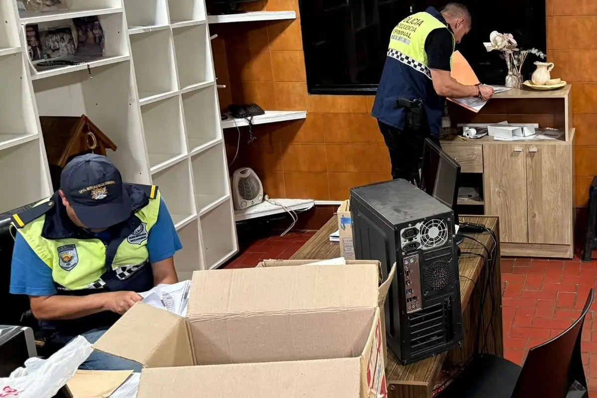 EN PLENA TAREA. Efectivos policiales en un allanamiento buscando evidencias en un caso de estafa.