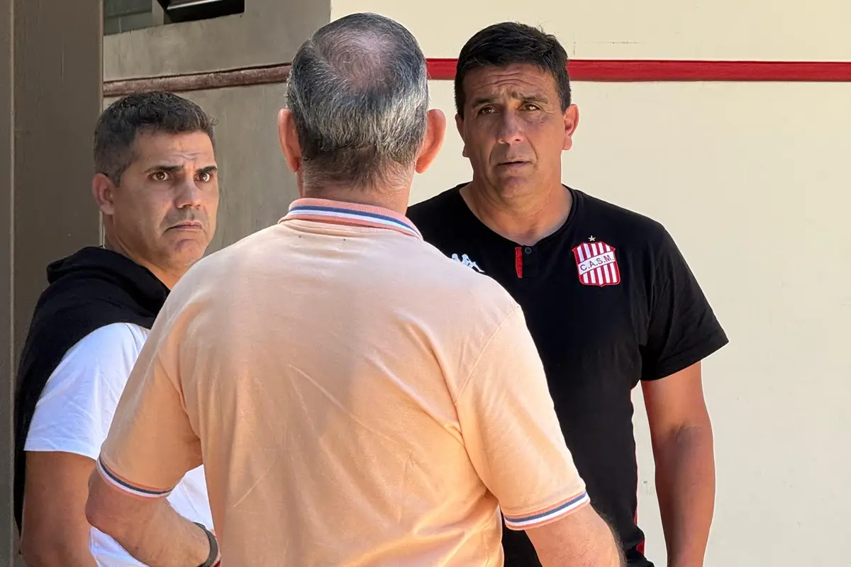 ÚLTIMO ENCUENTRO. Campodónico habla antes de su salida junto a Facundo Pérez Castro y Oscar Mirkin.