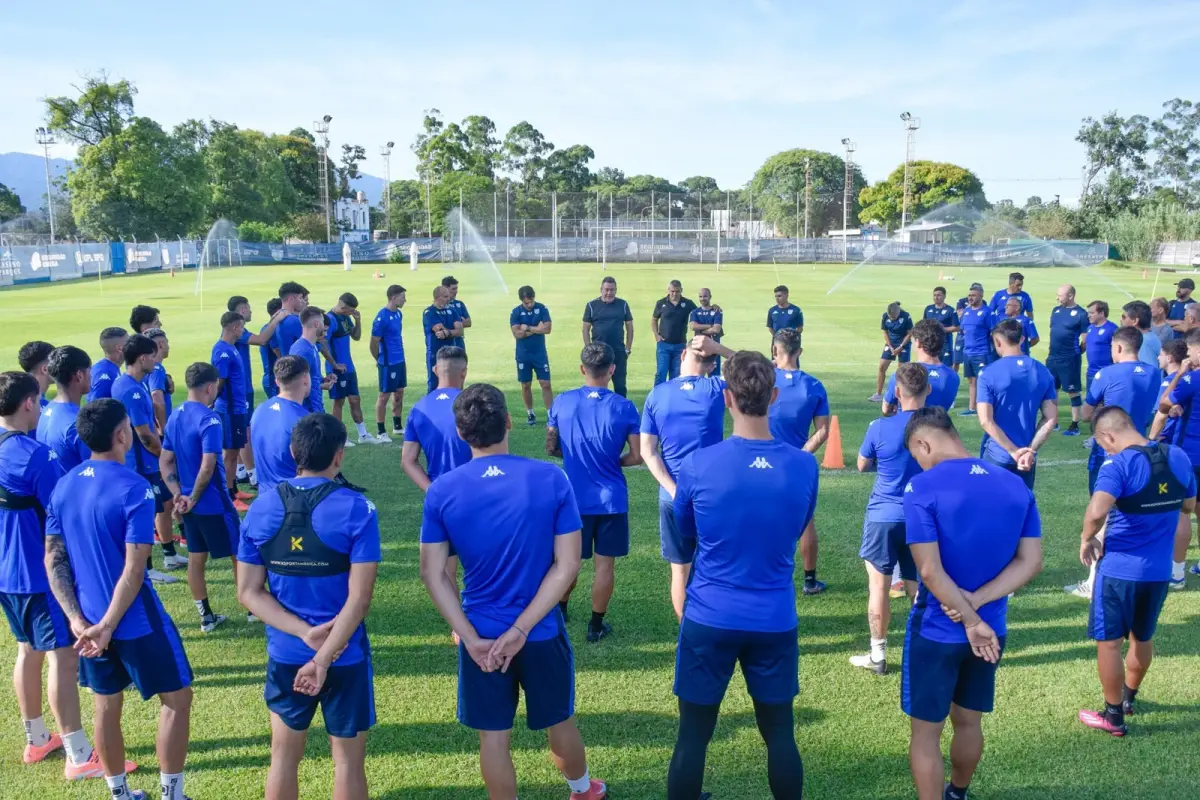 VUELTA AL RUEDO. El cuerpo técnico y la CD se presentan con el plantel profesional de Atlético Tucumán.
