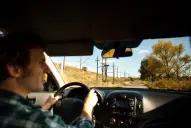 Esta “seña de luces” es poco conocida en la ruta y muchos la confunden: qué dice la ley