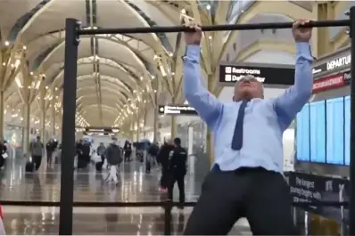 Robert Kennedy Jr. sorprendió al completar 20 dominadas a sus 71 años