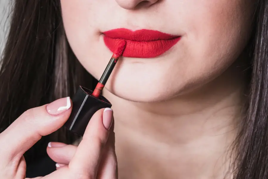 ¿El lápiz labial rojo realmente atrae a los hombres? Esto dice la ciencia. FOTO FREEPIK
