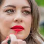 Un experimento estudió por qué el maquillaje rojo atrae a los hombres