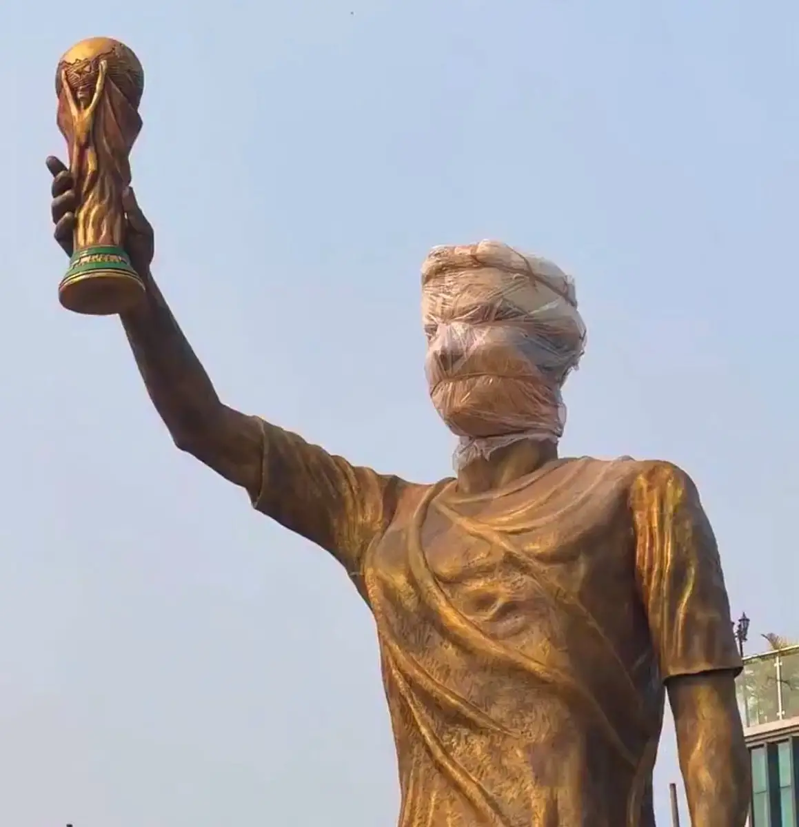 Para recibir a Messi: en India se construyó una estatua de 21 metros con un equipo de 45 artistas