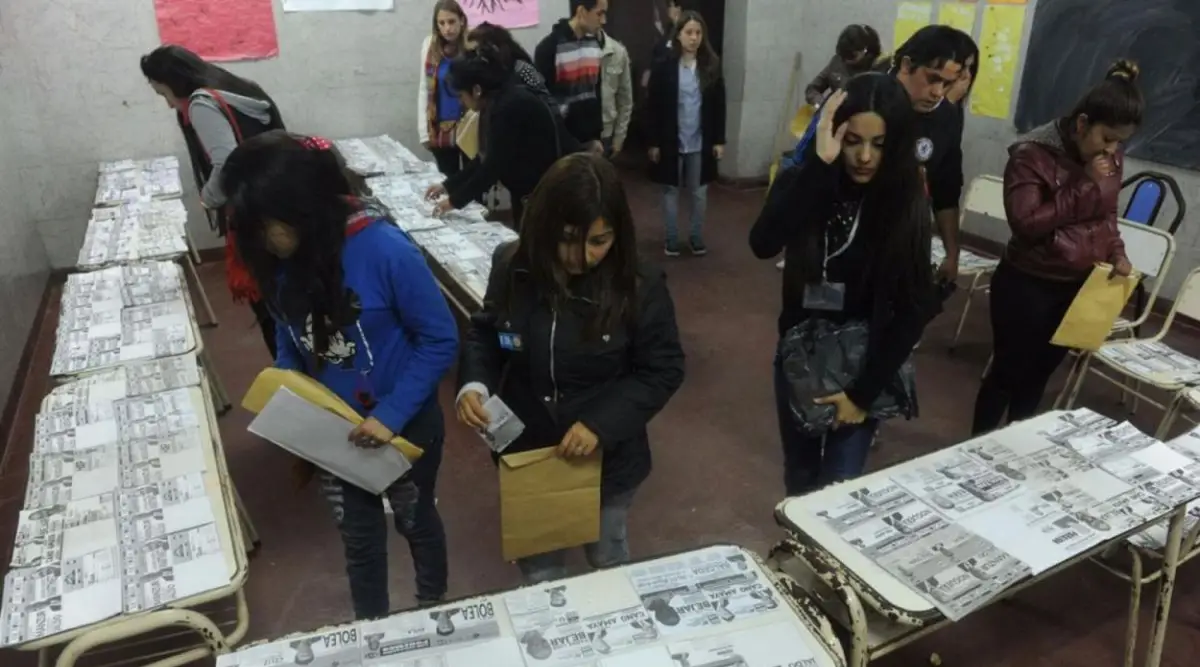 MAR DE VOTOS. Aunque no habrá boleta única en Tucumán, se busca reducir la cantidad de acoples.