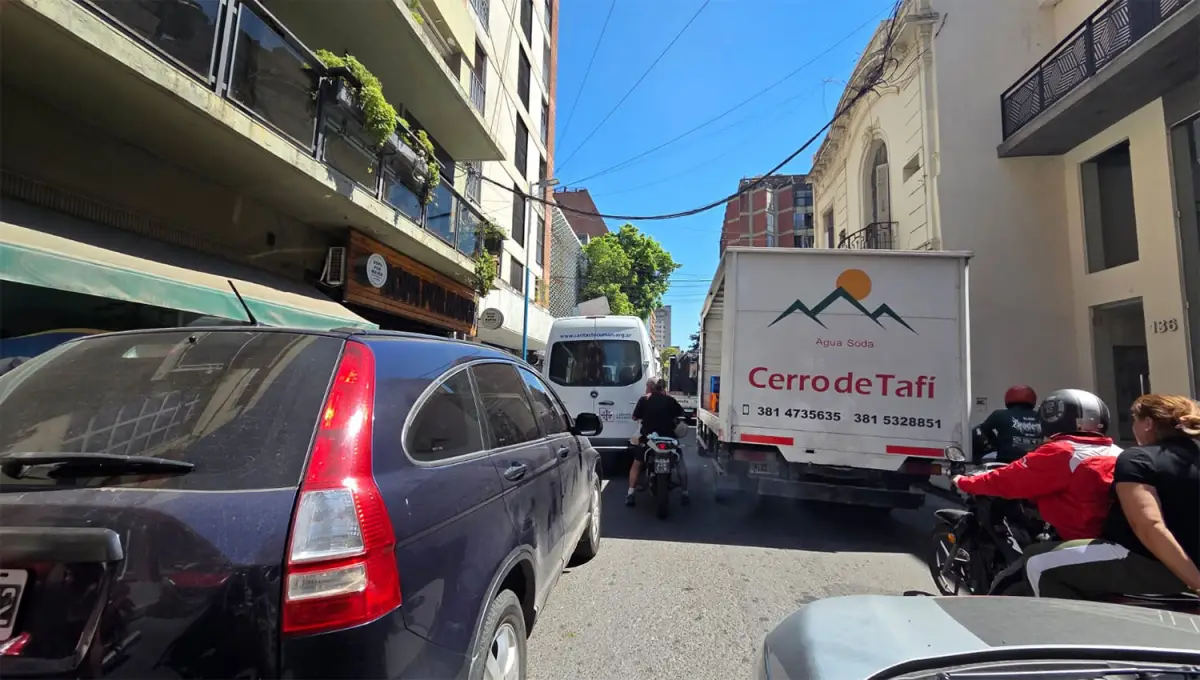El corte total del tránsito por San Lorenzo al 500 provoca caos en la circulación por Barrio Sur