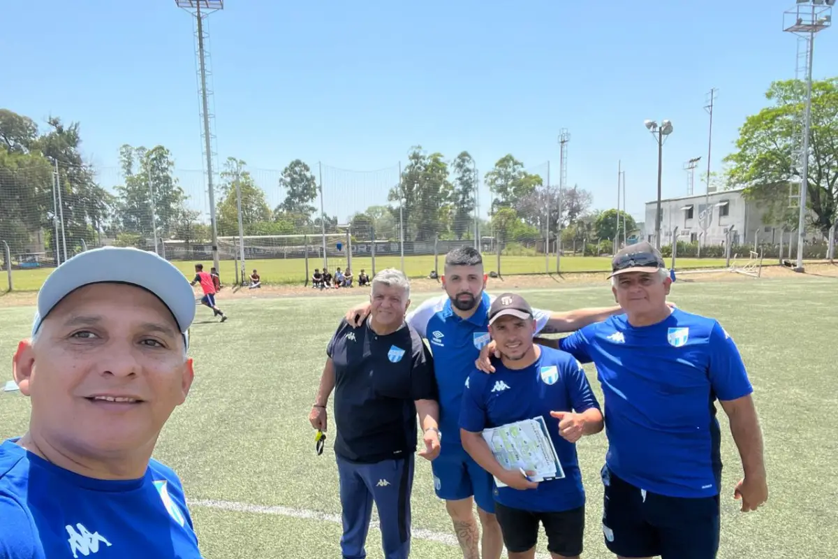 CAZATALENTOS. Omar Vallcaneras, de 72 años, trabaja hace más de tres décadas en el club. Su función es clara: buscar, analizar y elegir los juveniles que se sumarán a las filas de Atlético Tucumán.