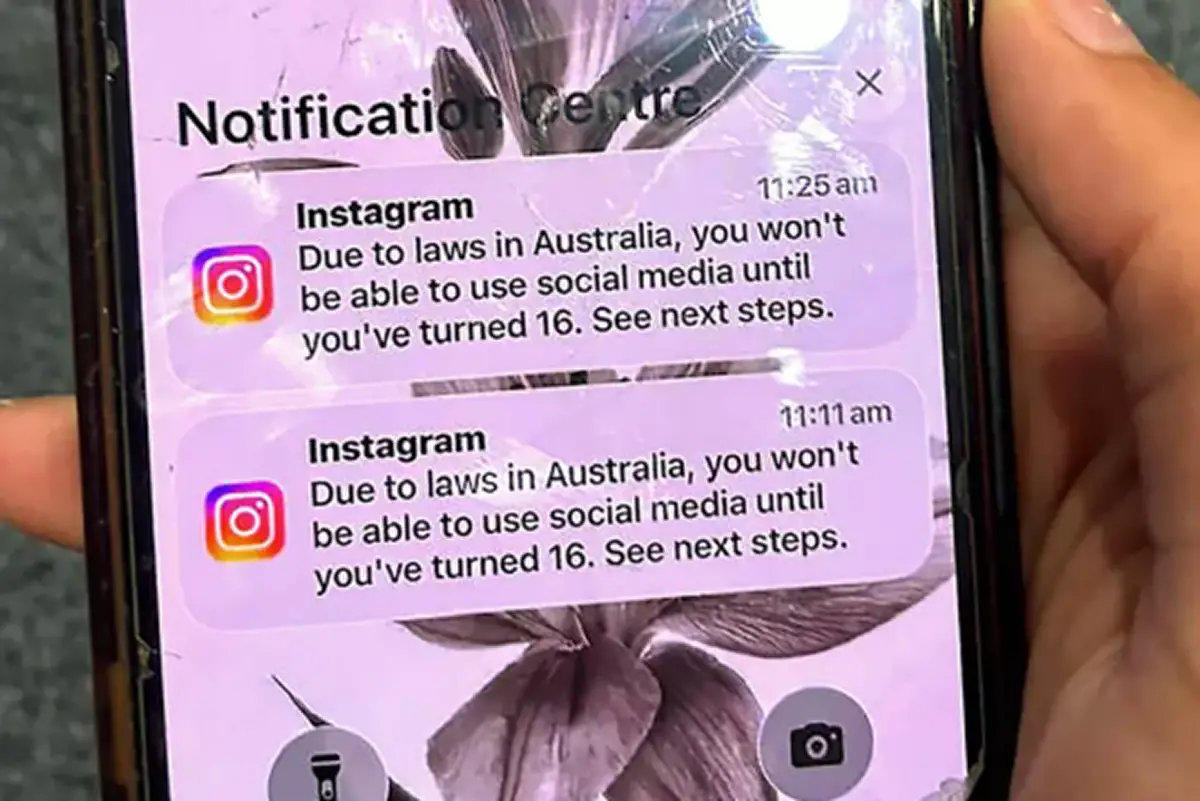 PROHIBICIÓN A MENORES EN REDES. Un adolescente recibe un mensaje de la red social Instagram avisando del bloqueo de su cuenta a falta de la verificación de su edad, el 9 de diciembre de 2025 en Sídney. / AFP