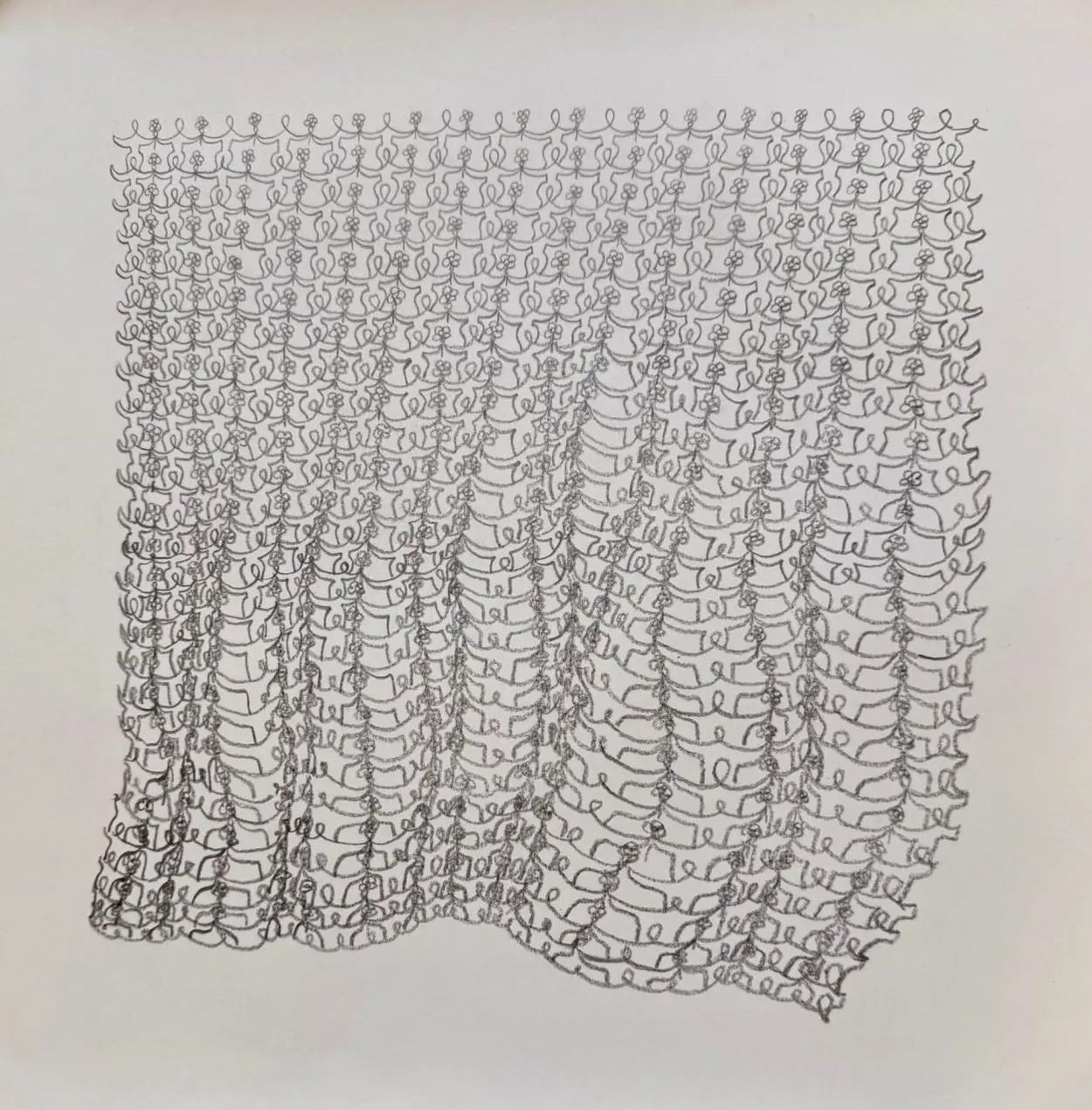 “TEJIDO”. Un abrigo constituido por miles de pequeñas figuritas humanas, dibujadas con un lápiz muy blando.