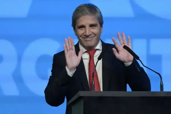 Caputo y la tranquilidad del dólar: el éxito del bono que bajó la cotización de la divisa