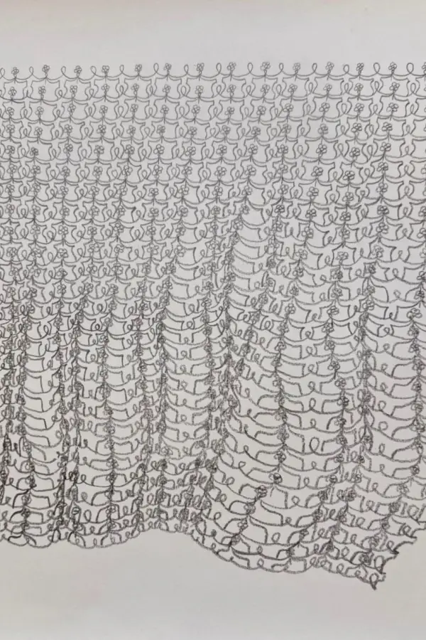 “TEJIDO”. Un abrigo constituido por miles de pequeñas figuritas humanas, dibujadas con un lápiz muy blando.