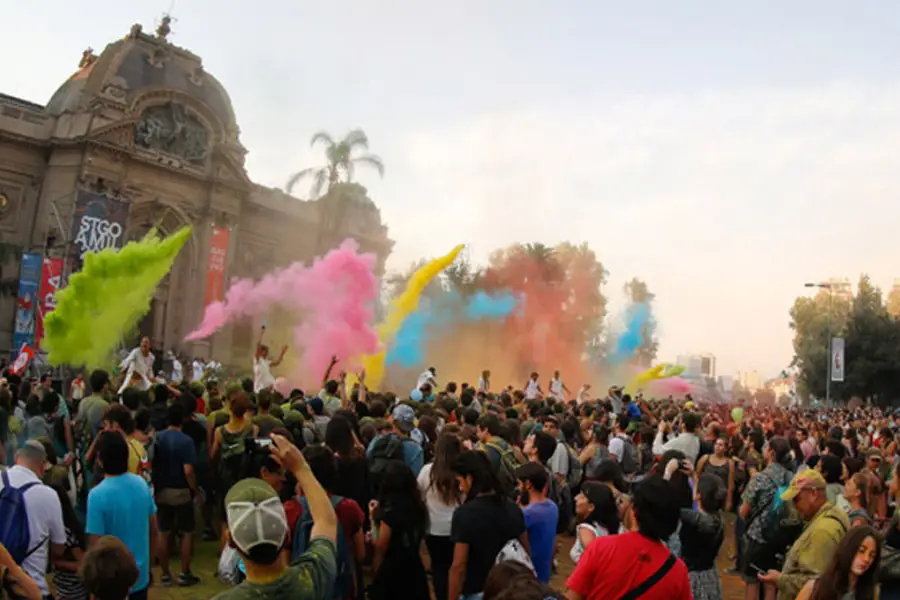 ARTES ESCÉNICAS. El festival Santiago a Mil transforma la ciudad con obras internacionales, intervenciones urbanas y funciones gratuitas durante todo enero.