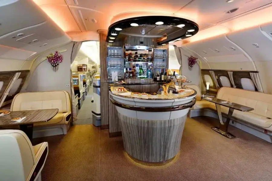 Cómo es el avión más lujoso del mundo: doble piso, spa a bordo y pasajes de U$S 20.000