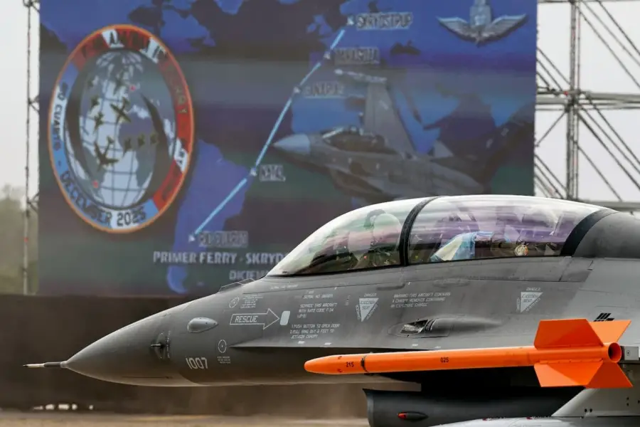 CON LA BANDERA ARGENTINA. Uno de los pilotos muestra la bandera desde a cabina de un F-16-