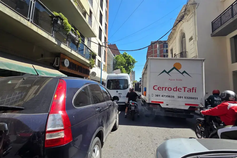 El corte total del tránsito por San Lorenzo al 500 provoca caos en la circulación por Barrio Sur