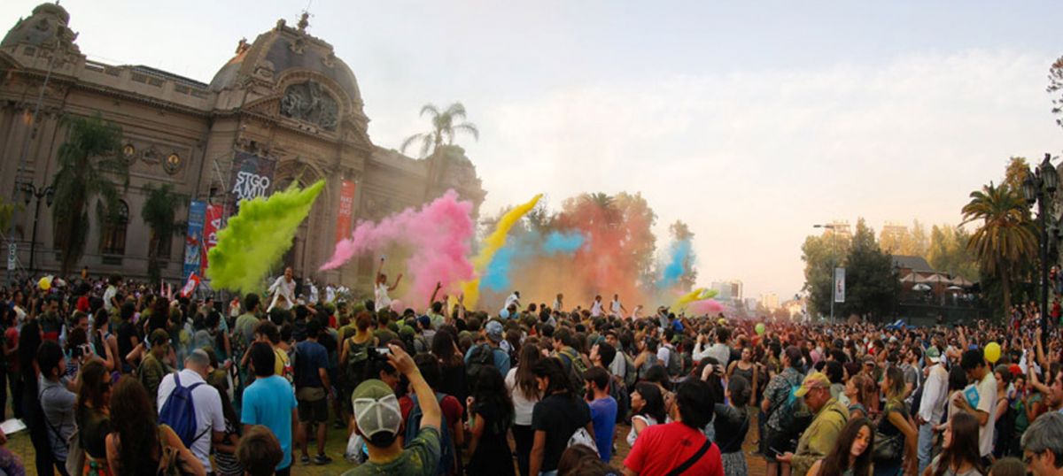 ARTES ESCÉNICAS. El festival Santiago a Mil transforma la ciudad con obras internacionales, intervenciones urbanas y funciones gratuitas durante todo enero.